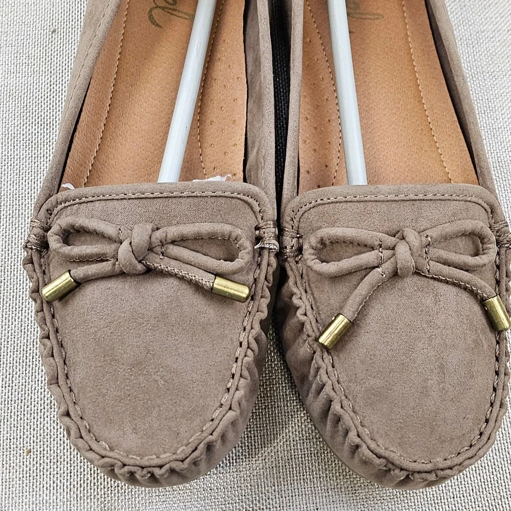 Revel Girls Darcy Moccasin Flats Taupe Faux Suede Loafers Bow Detail Size 4 - Picture 10 of 10